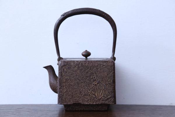 お茶の先生から　古道具の銅蓋鉄瓶。