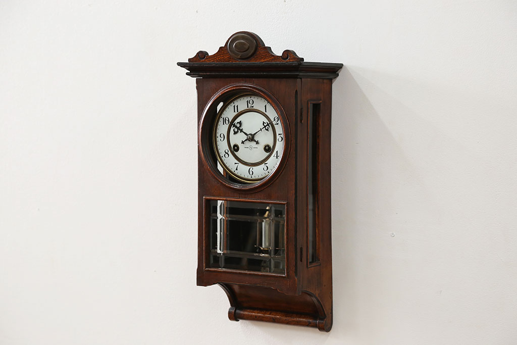 古道具のレトロなボンボン時計。