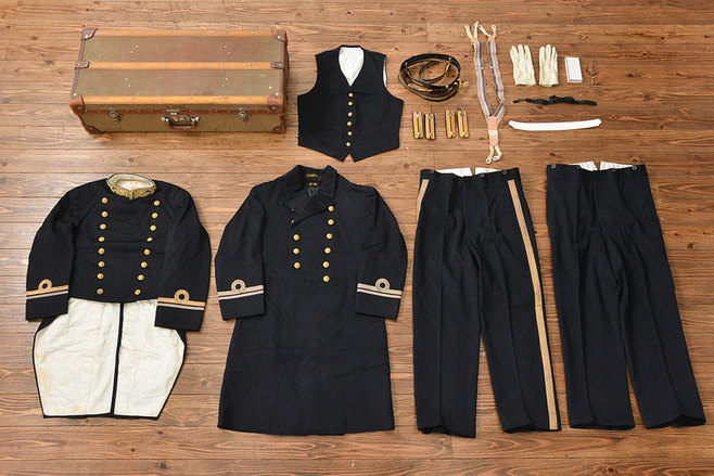 古い旧日本海軍の軍服一式。