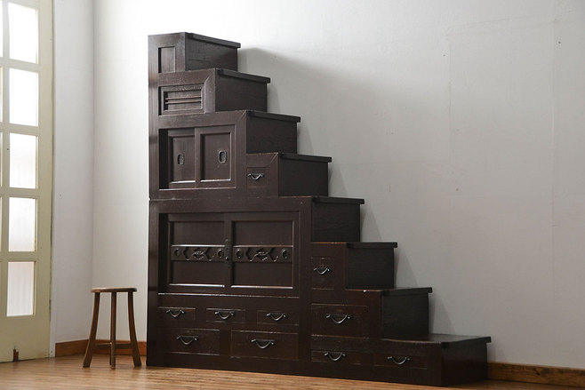 蔵を解体予定のため処分する古家具の階段箪笥。