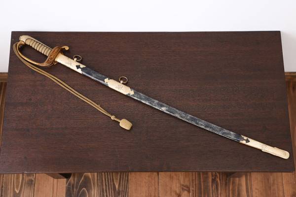 古道具　旧日本軍の指揮刀。