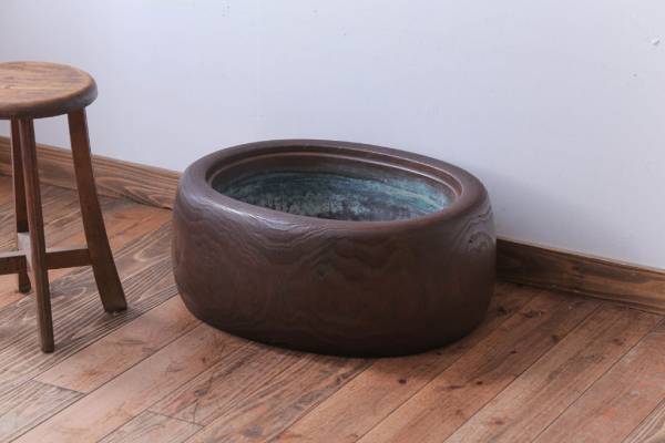 自宅リフォームで整理した古道具の楕円型火鉢。