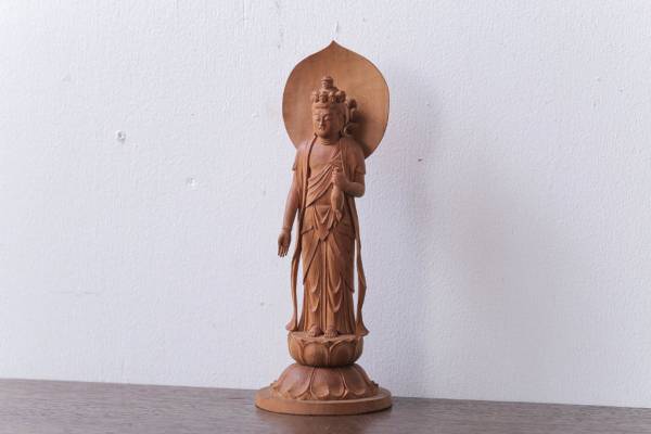 戸棚から見つけた遺品の古い木彫り仏像。