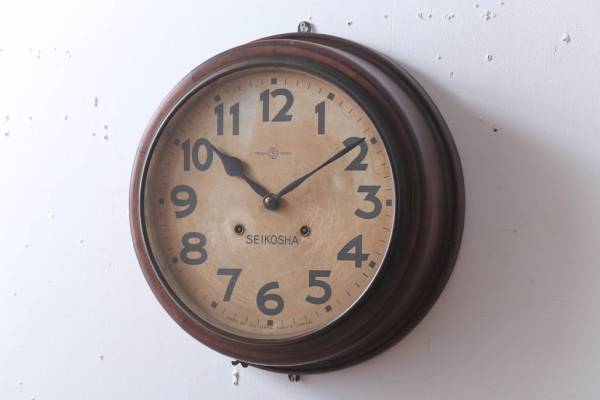 廃業した店舗に眠っていた古い壁掛け時計。