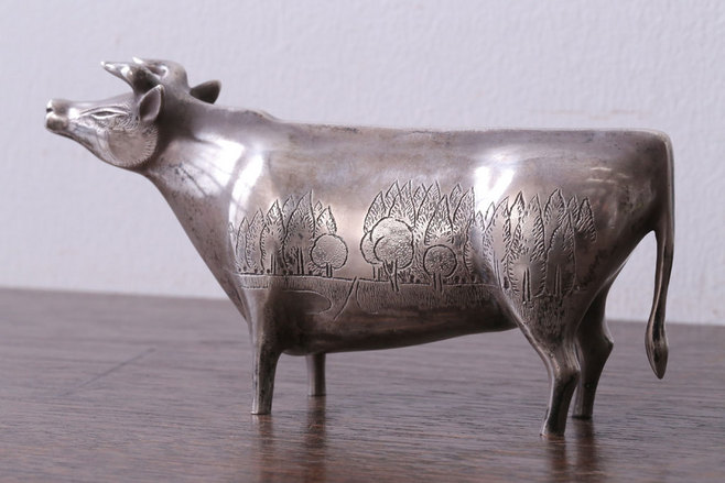 店舗リフォームで手放した古道具　洋銀製の牛のオブジェ。