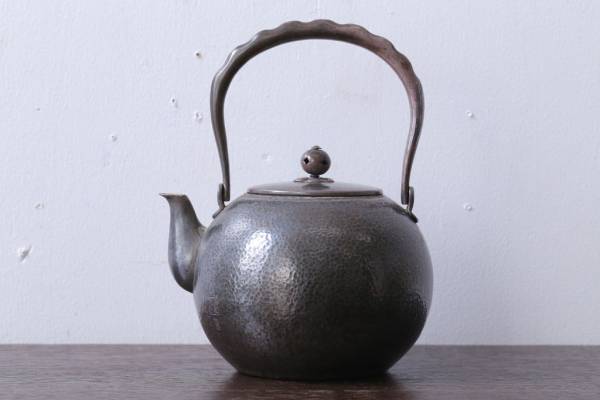 自宅の古道具整理で見つけた銀製のヤカン(銀瓶・茶道具)。