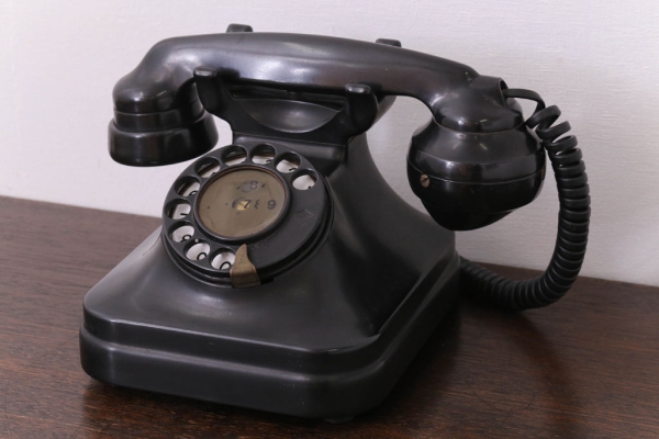 カフェで使っていたレトロな黒電話。